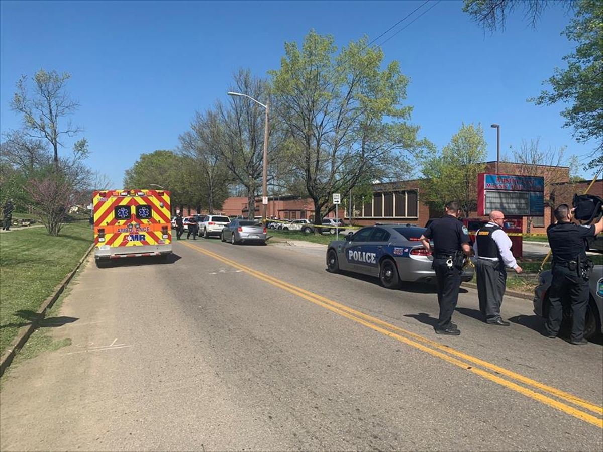 Varios agentes en el lugar del tiroteo en Knoxville, Tennessee