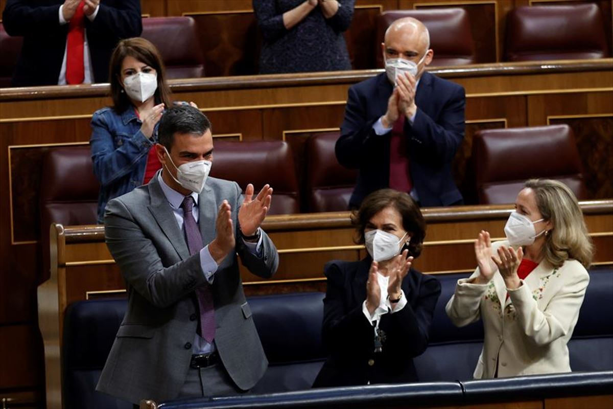 Pedro Sánchez aplaude en el Congreso junto a las ministras Carmen Calvo y Nadia Calviño