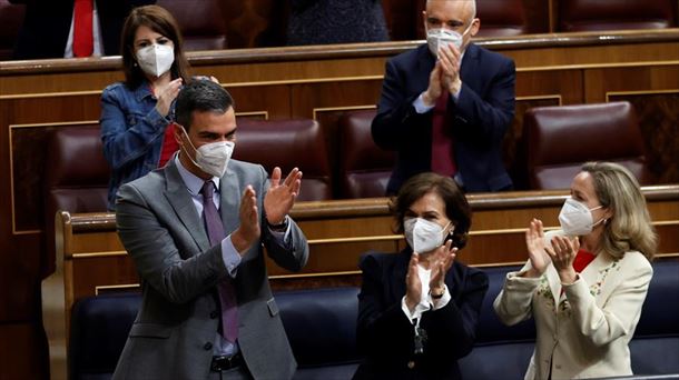 Pedro Sanchez txaloka Kongresuan, Carmen Calvo eta Nadia Calviño ministroak alboan dituela