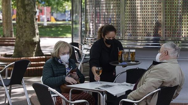 Bi pertsona Bilboko taberna bateko terraza batean. 