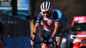 Nibalik erradioa hautsita du eta ebakuntza egingo diote