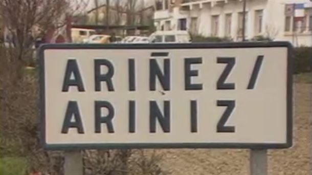 Señal de entrada al concejo de Ariñez-Ariniz del año 1987.
