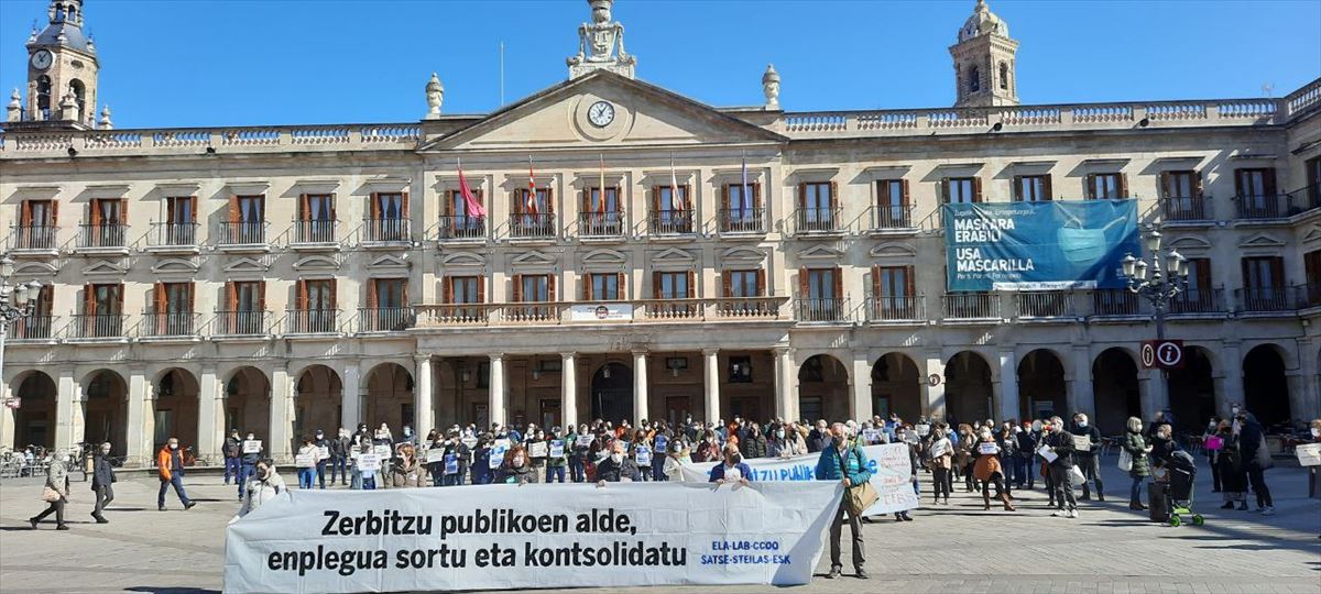 La concentración celebrada ante el ayuntamieto de Vitoria-Gasteiz.