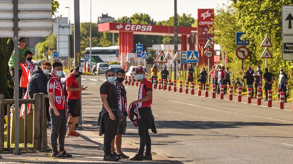 Zenbait zalek Athletic agurtu dute Sevillara joan aurretik.