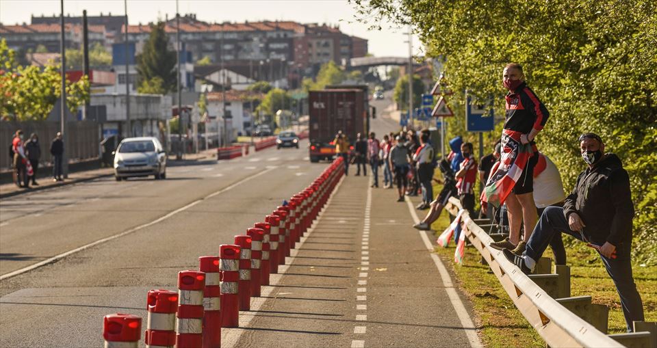 Zenbait zalek Athletic agurtu dute Sevillara joan aurretik.