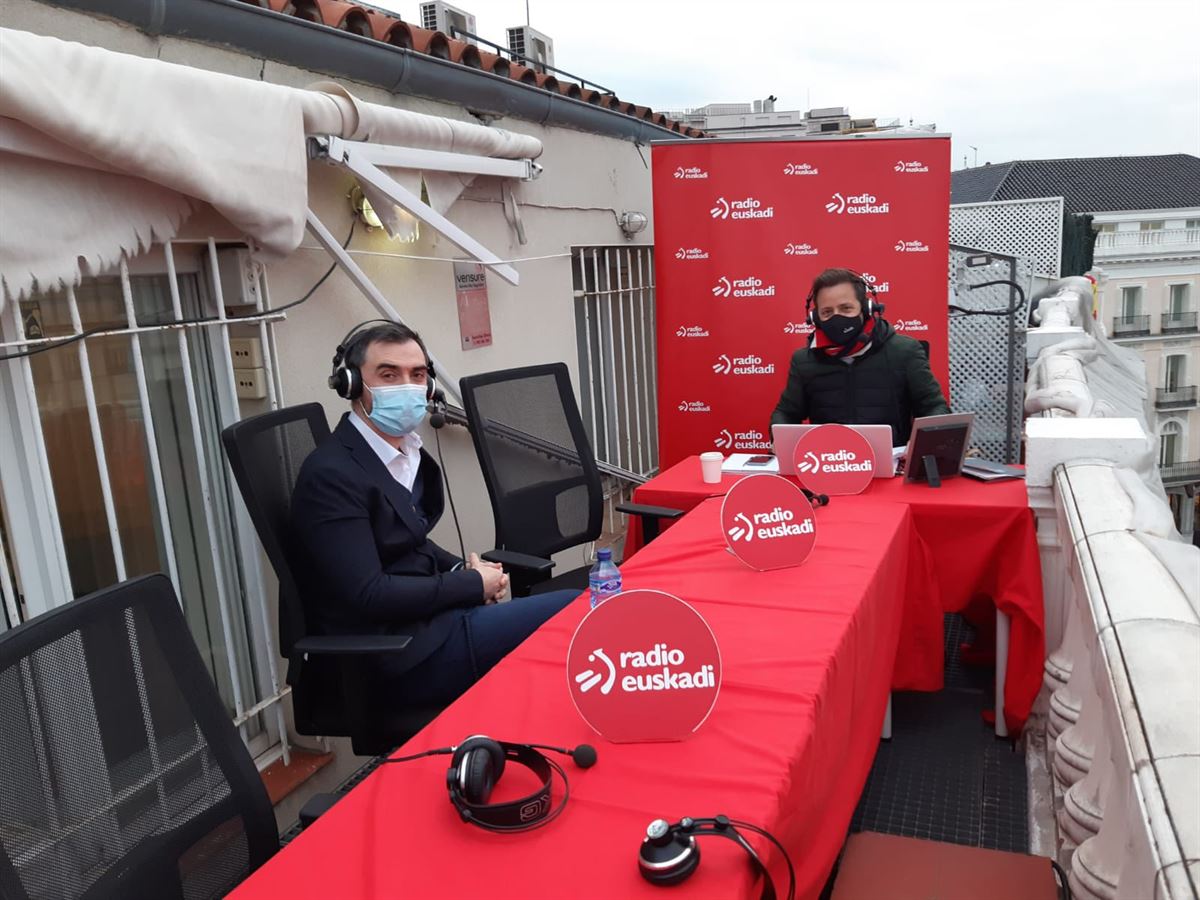 Ignacio Escolar en el 'set' de Radio Euskadi en Madrid