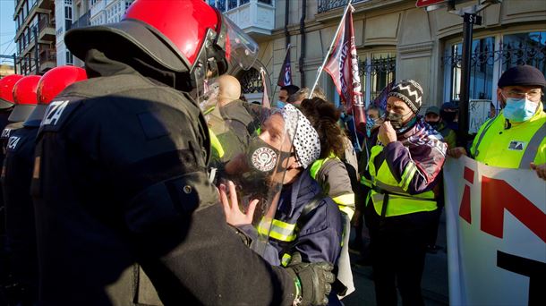 Actuación policial en una protesta de los trabajadores de Tubacex. Imagen de archivo: EFE