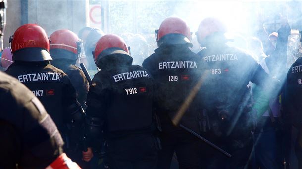 Incidentes frente al Parlamento Vasco. Foto: EFE.
