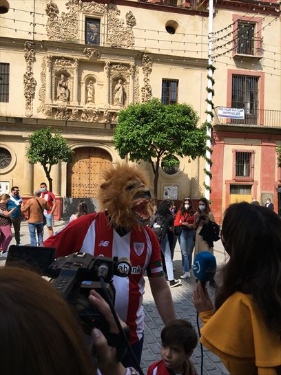 Athleticeko jarraitzaileak Sevillako kaleak girotzen.