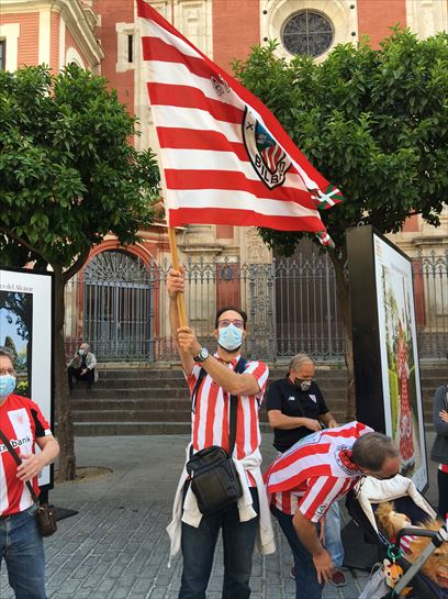 Athleticeko jarraitzaileak Sevillako kaleak girotzen.