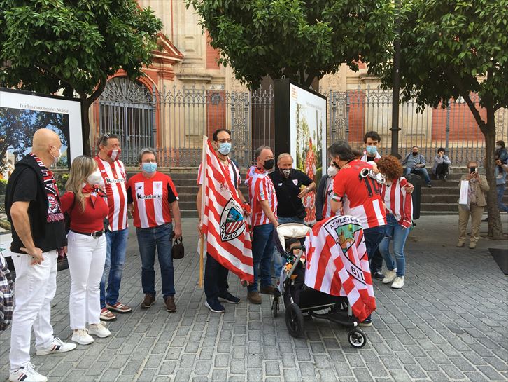 Athleticeko jarraitzaileak Sevillako kaleak girotzen.