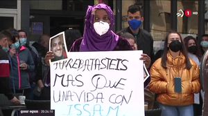 Logroñon eraildako janari banatzailearen familiari elkartasuna adierazi diote Oionen