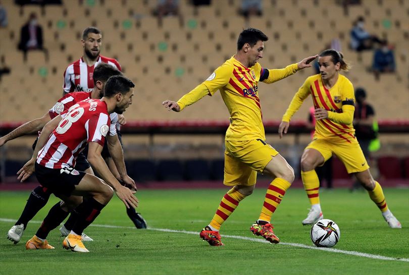 Messi baloarekin Athleticeko defentsen aurrean