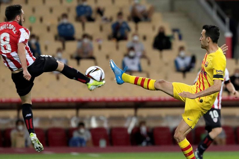 Unai López eta Busquets baloi baten lehian