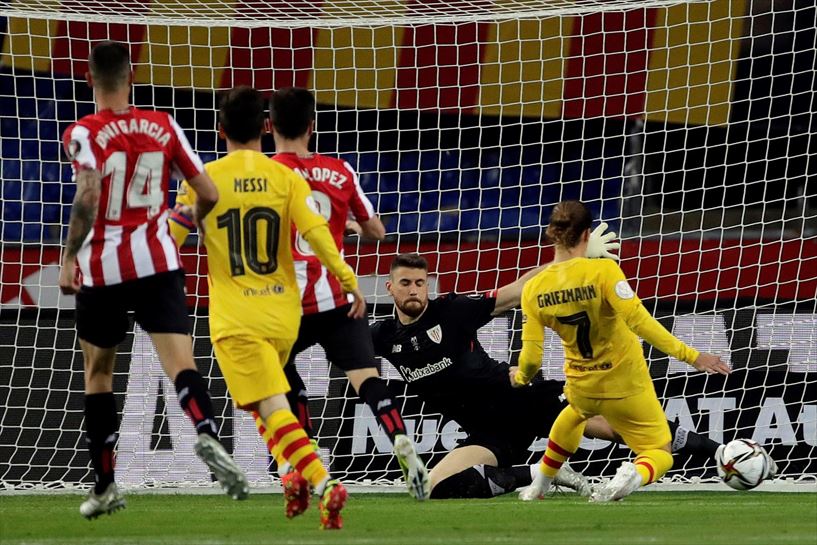 Unai Simonen gelditua Griezmanni