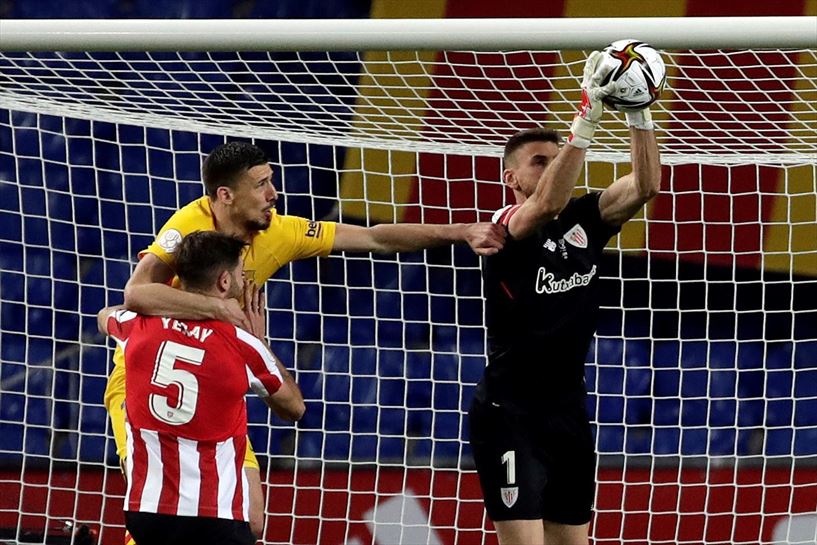 Unai Simon goitikako baloi bat harrapatzen.