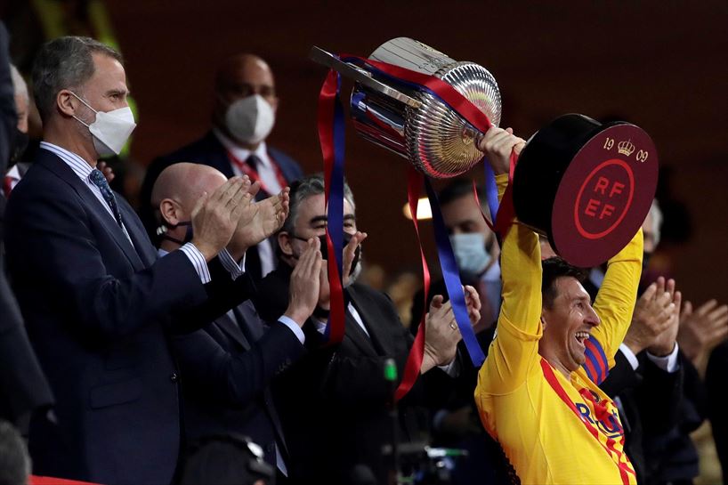 Messi Kopako garaikurra eskuetan duela.