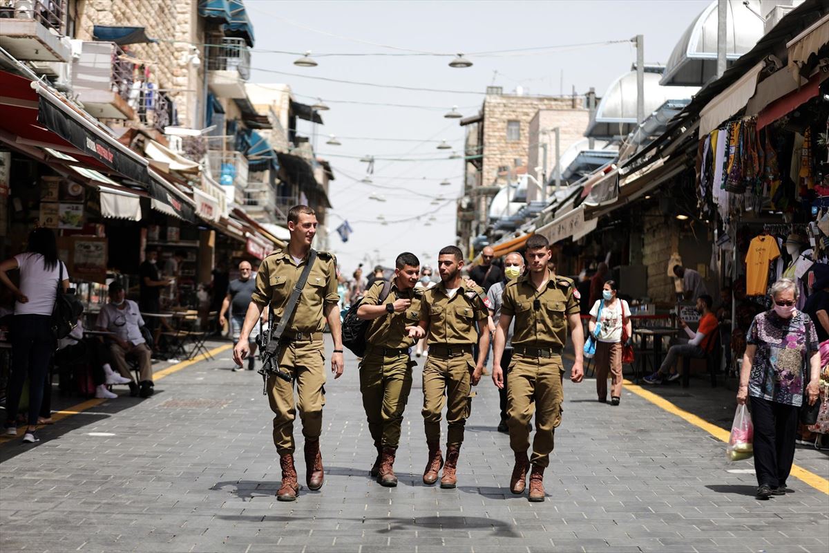 Israelgo soldaduak maskararik gabe Jerusalemeko Mahane Yehuda merkatuan. Argazkia: EFE