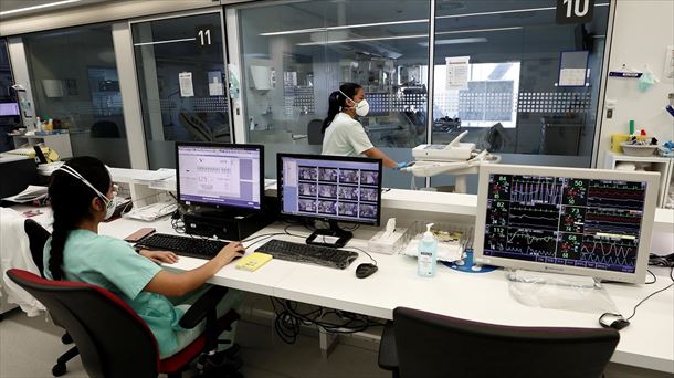 Una mujer trabajando en un hospital de Navarra