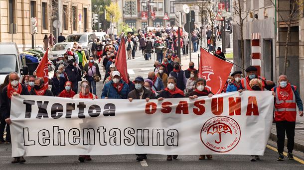 65-79 urte artekoei txertoa jarri ez izana kritikatu dute pentsiodunek