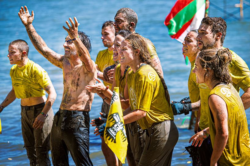 Cuyaya taldea, pozarren, garaipena ospatzen