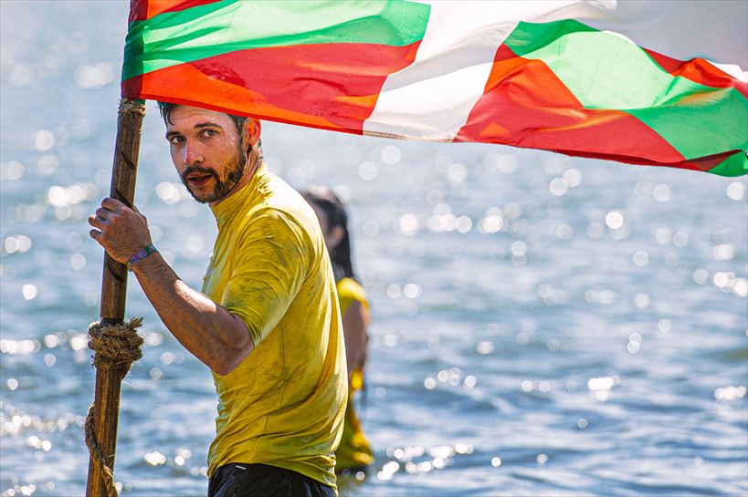 Duque, ikurriñarekin