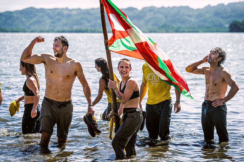 Olatz, ikurriña duela