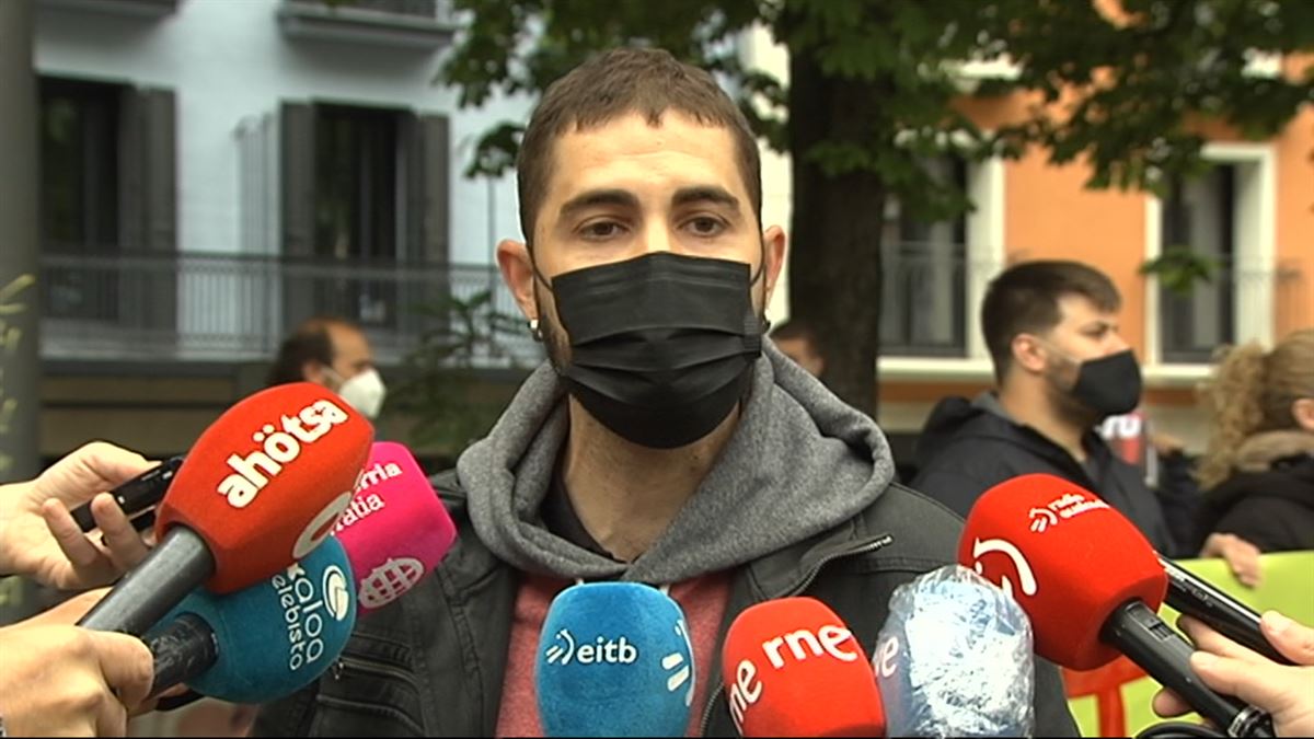 Protesta egin dute Espainiako polizia-etxearen aurrean. 