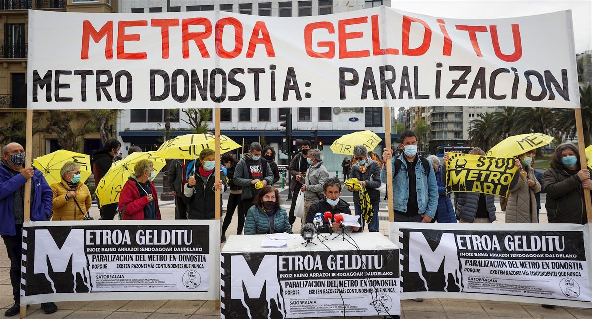 Satorralaia presenta el manifiesto para exigir la paralización del Metro.