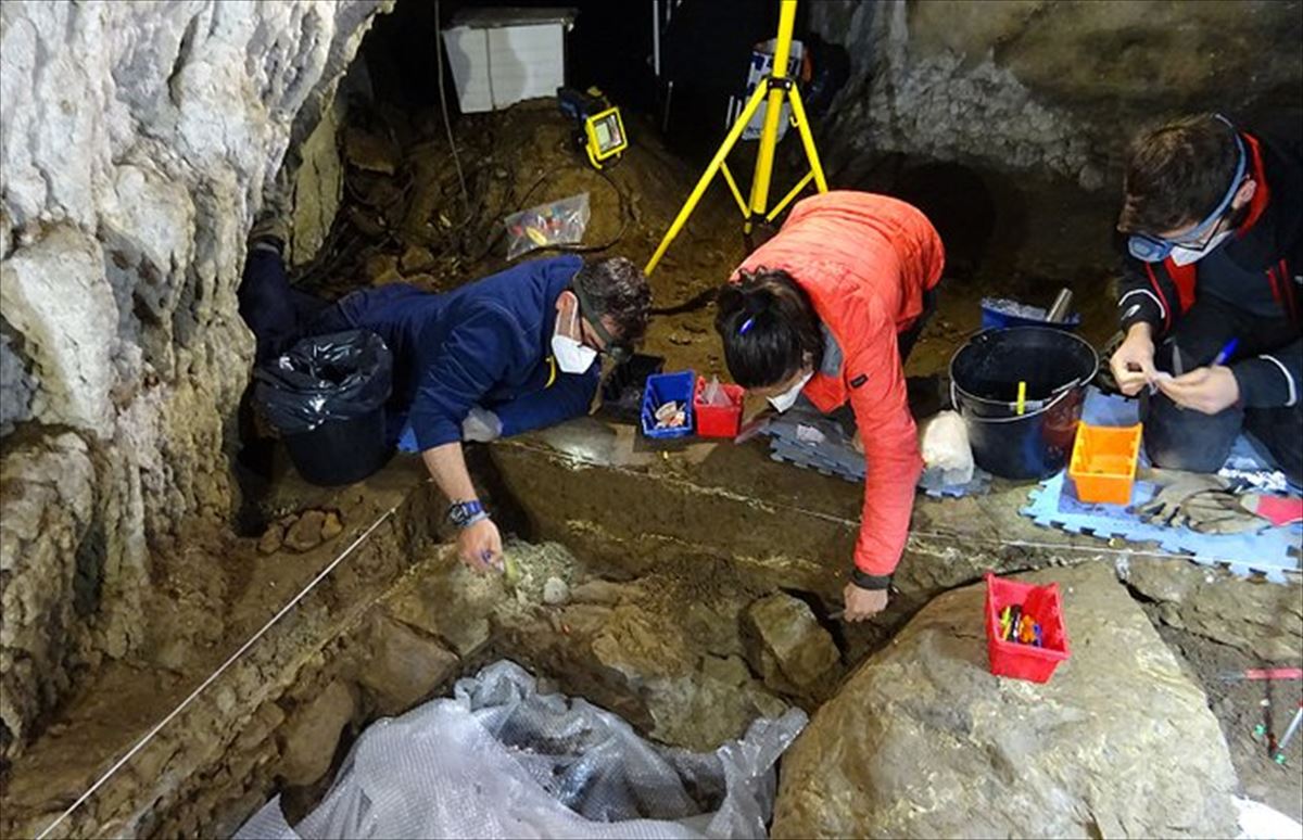 Arqueólogos trabajando en Izturitze. Foto: UPV/EHU
