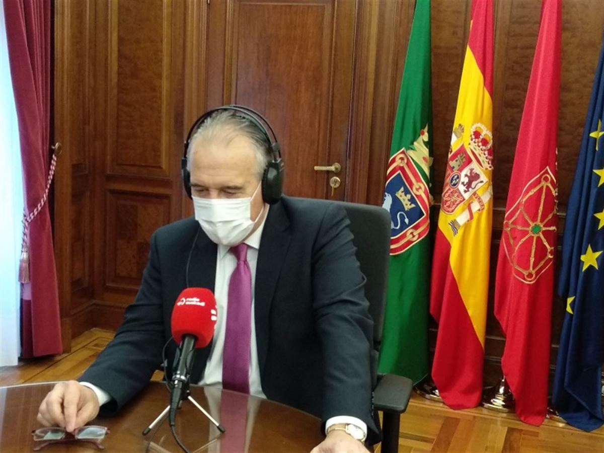 El alcalde de Pamplona, Enrique Maya, da explicaciones en una entrevista en Radio Euskadi