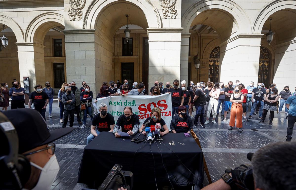 SOS Ostalaritza ha llevado a cabo una protesta frente a la sede de la Diputación de Gipuzkoa.