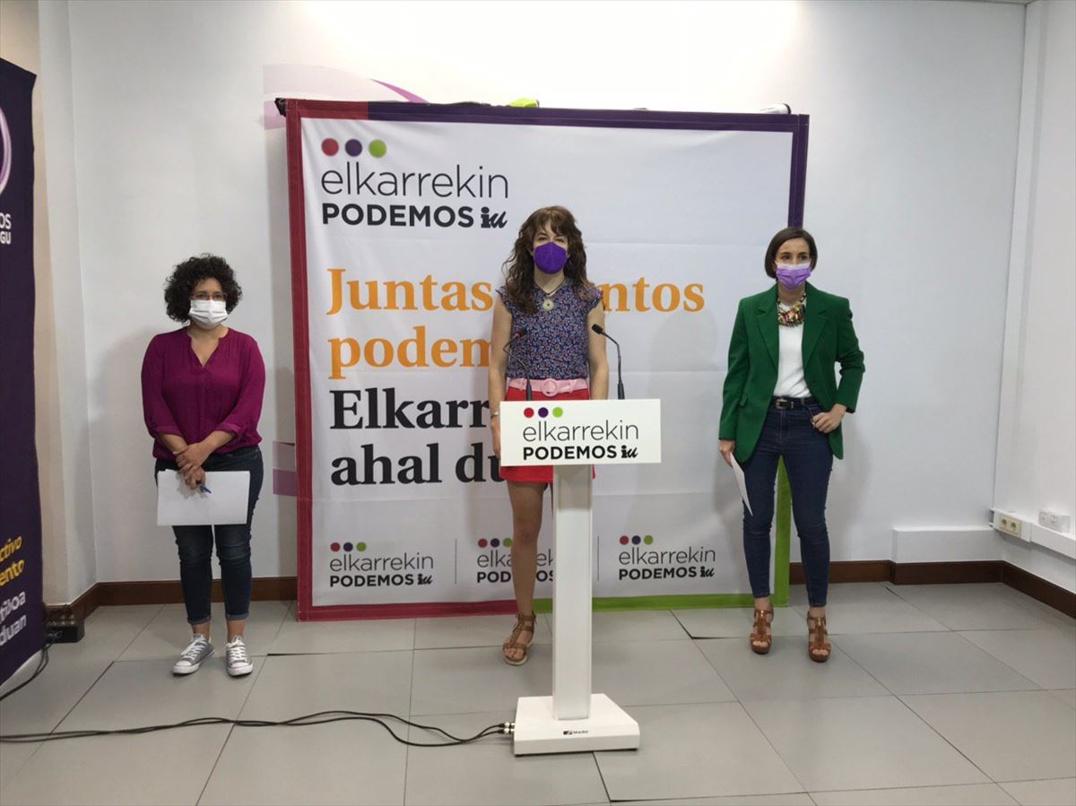 Las representantes de Elkarrekin Podemos-IU en la presentación de la iniciativa.