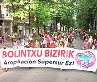 Manifestación por las calles de Bilbao contra la ampliación de la Supersur