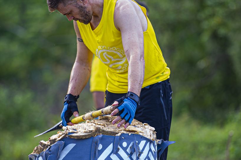 David Seco, cabizbajo, apoyado en el tronco