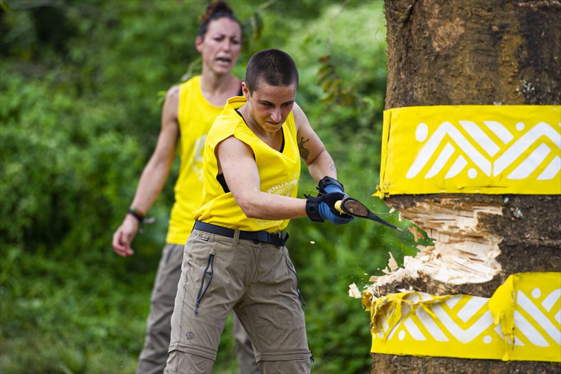Olatz, aizkorarekin enborra mozten