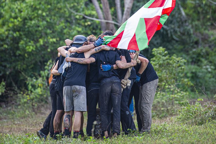 Cacata taldea, besarkatuta, jokoa irabazi ondoren