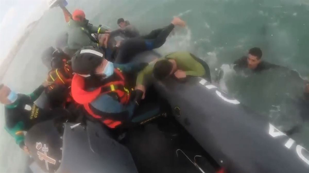 Rescate de migrantes que intentan llegar a nado a Ceuta