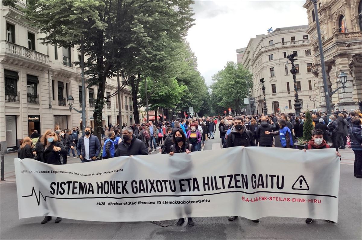 La manifestación convocada por ELA, LAB, ESK, Steilas, EHNE e Hiru en Bilbao