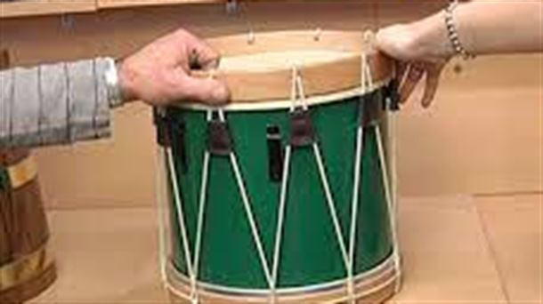Aprendemos a tocar una tamborrada en condiciones con los profesores de Musiketxea
