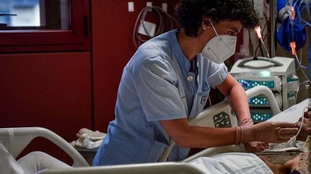 Personal sanitario atiende a una persona en la UCI del Hospital de Basurto