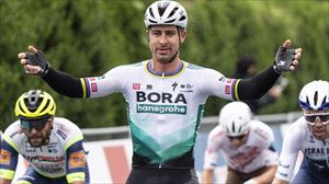 Sagan gana la primera etapa y Dennis mantiene el liderato