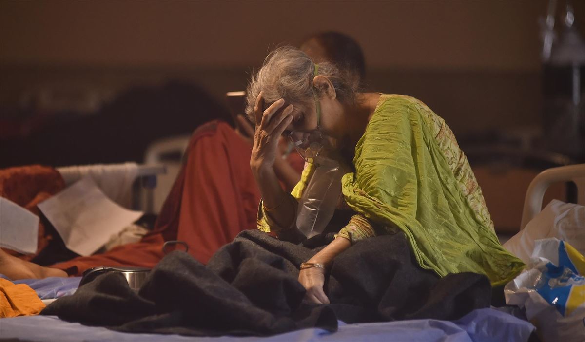 Una mujer mayor en un hospital de Nueva Delhi colapsado por la pandemia.