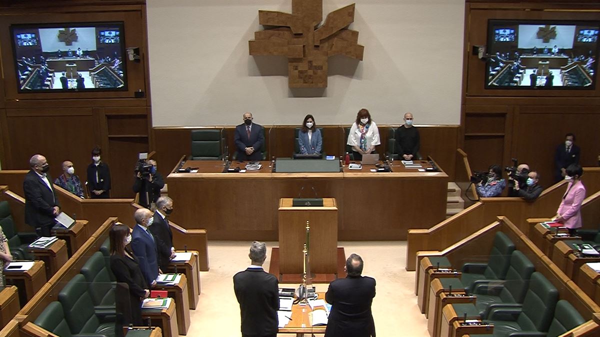 Minuto de silencio en el Parlamento Vasco