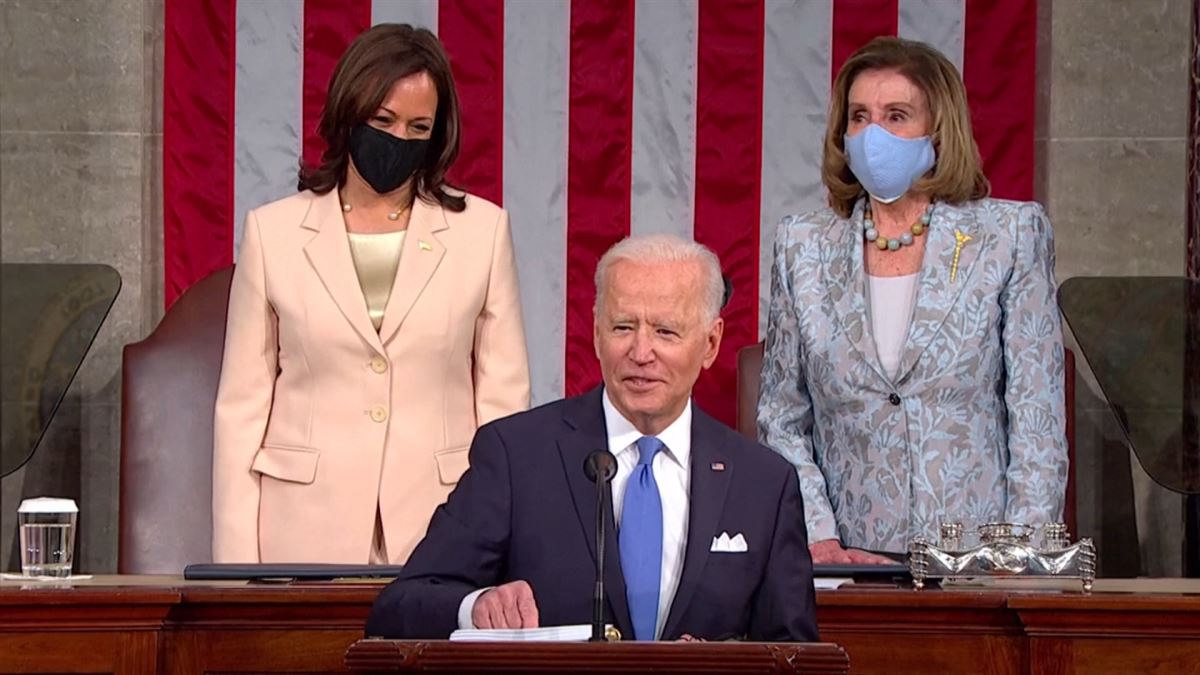 Joe Biden durante su discurso ante el Congreso ante la presencia de Kamala Harris y Nancy Pelosi