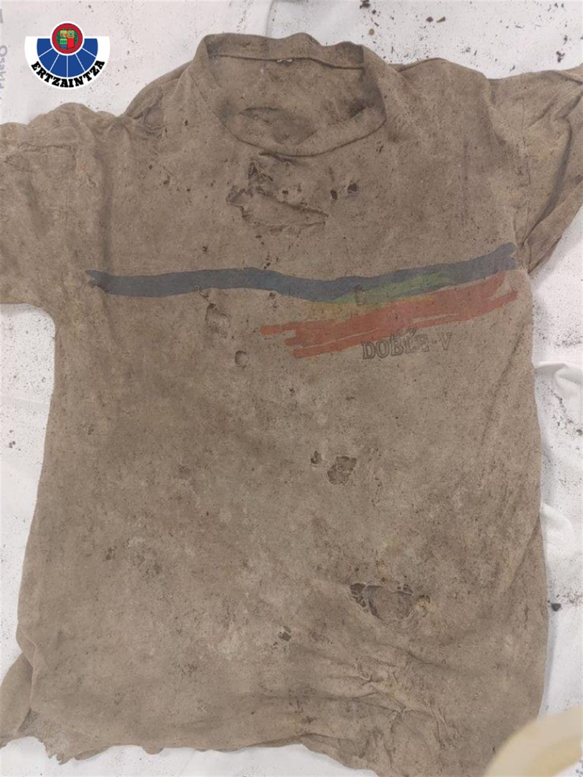 Camiseta encontrada junto a los restos humanos en Barrika.