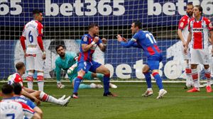 Un 'hat trick' de Kike García revive al Eibar y tumba el Alavés en el derbi de Ipurua