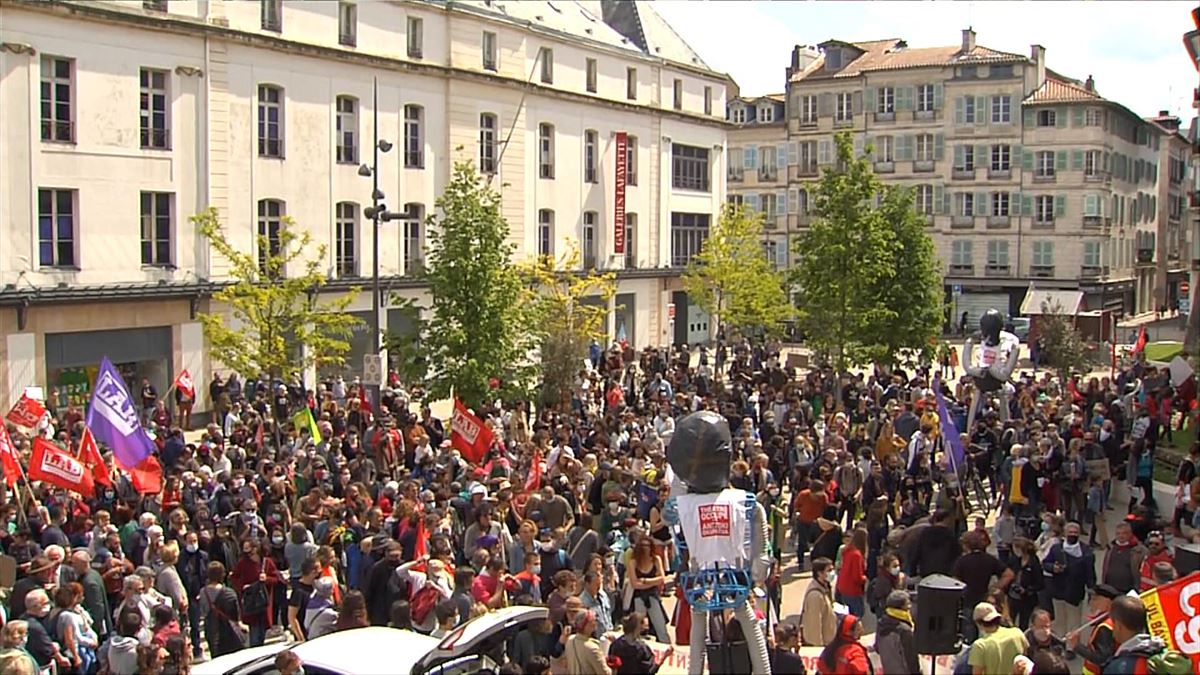 La manifestación de Baiona ha congregado a multitud de personas.