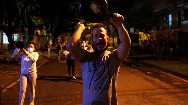 Gizon bat zartagi bat jotzen Calin, protesta batean.