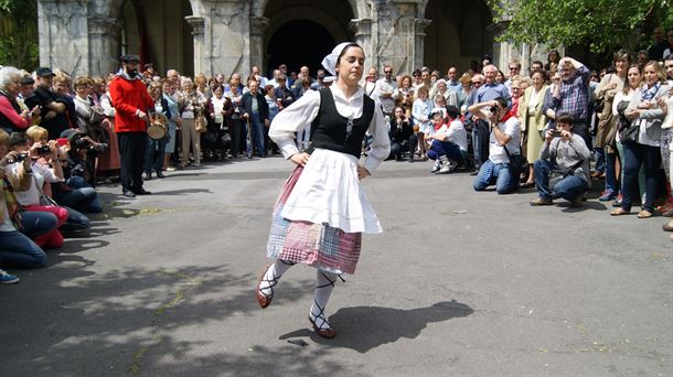 Una danza que se baila cada 9 de mayo ante el Santuario  de la Antigua.